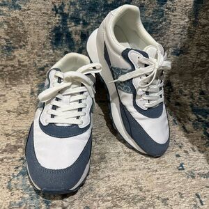 Guess signature women’s sneakers. Size 7.5